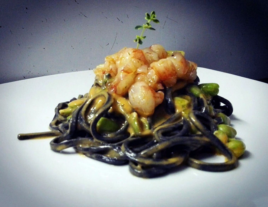 Tagliolini al nero di seppia con fave e tartare di gamberi