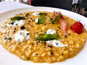 Arte Gusto-Bellizzi (Sa)-Risotto-morbido-con-gambero-rosso,-datterino-giallo-e-stracciata-di-bufala