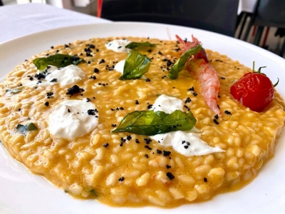 Arte Gusto-Bellizzi (Sa)-Risotto-morbido-con-gambero-rosso,-datterino-giallo-e-stracciata-di-bufala