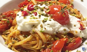 Linguine con pomodorini, burrata e granella di pistacchi