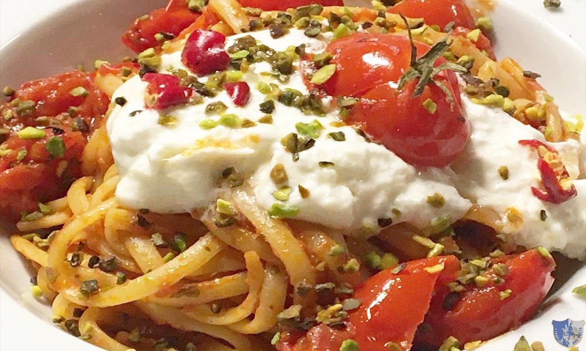 Linguine con pomodorini, burrata e granella di pistacchi