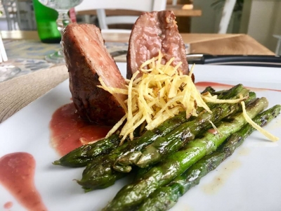 Porta Riva Ristorante. Avella (Av) - Filetto di maialino laccato alla salsa di lamponi con asparagi alla brace e chips di patate viola