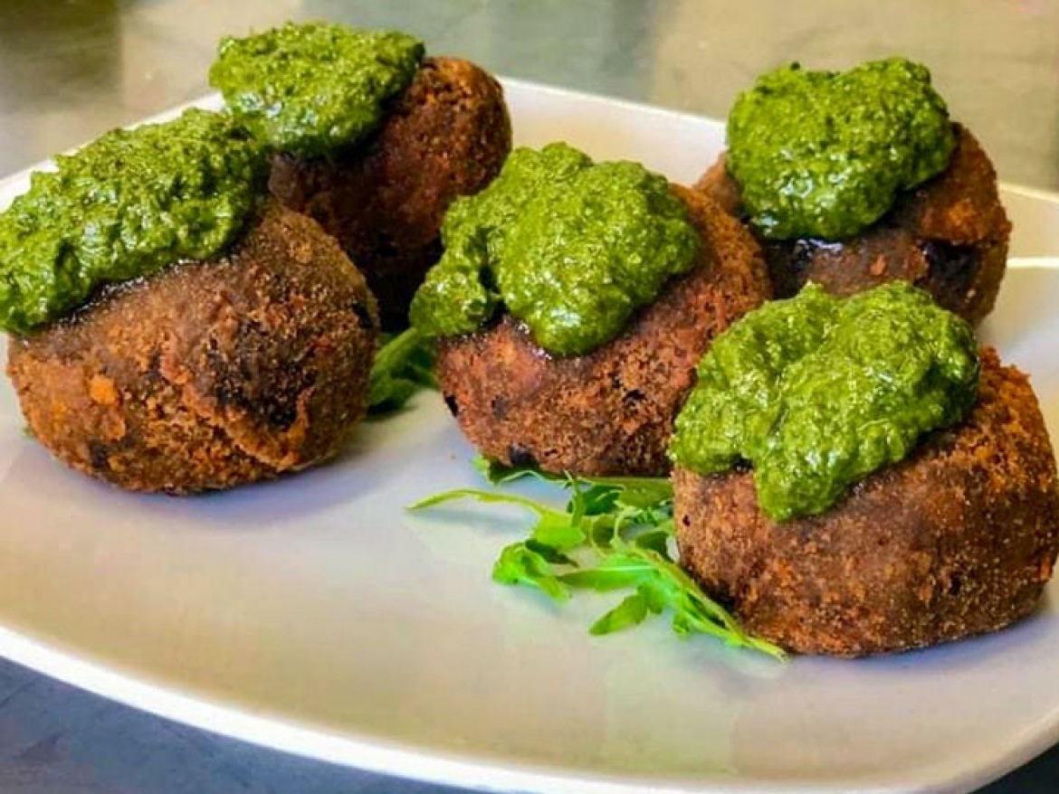 Polpette di zucchine con pesto di basilico