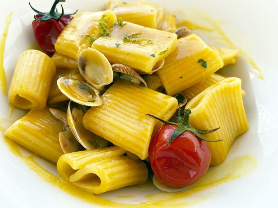 Osteria al Vicoletto. Margherita di Savoia (Bt) - Mezze maniche con vongole rucola pomodorino giallo vellutata di zucca e lime