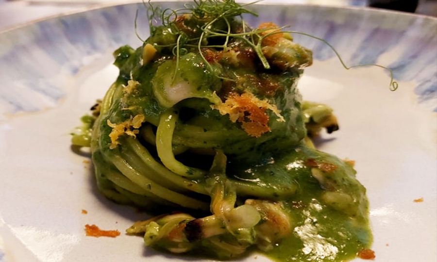 Locanda Bruniana. Nola (Na) - Linguine tirate con acqua di vongole, clorofilla di prezzemolo, bottarga e limone