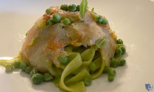 Decanta. Gesualdo (Av) - Tagliatelle con piselli, crema di piselli, menta e battuto di gambero viola marinato.