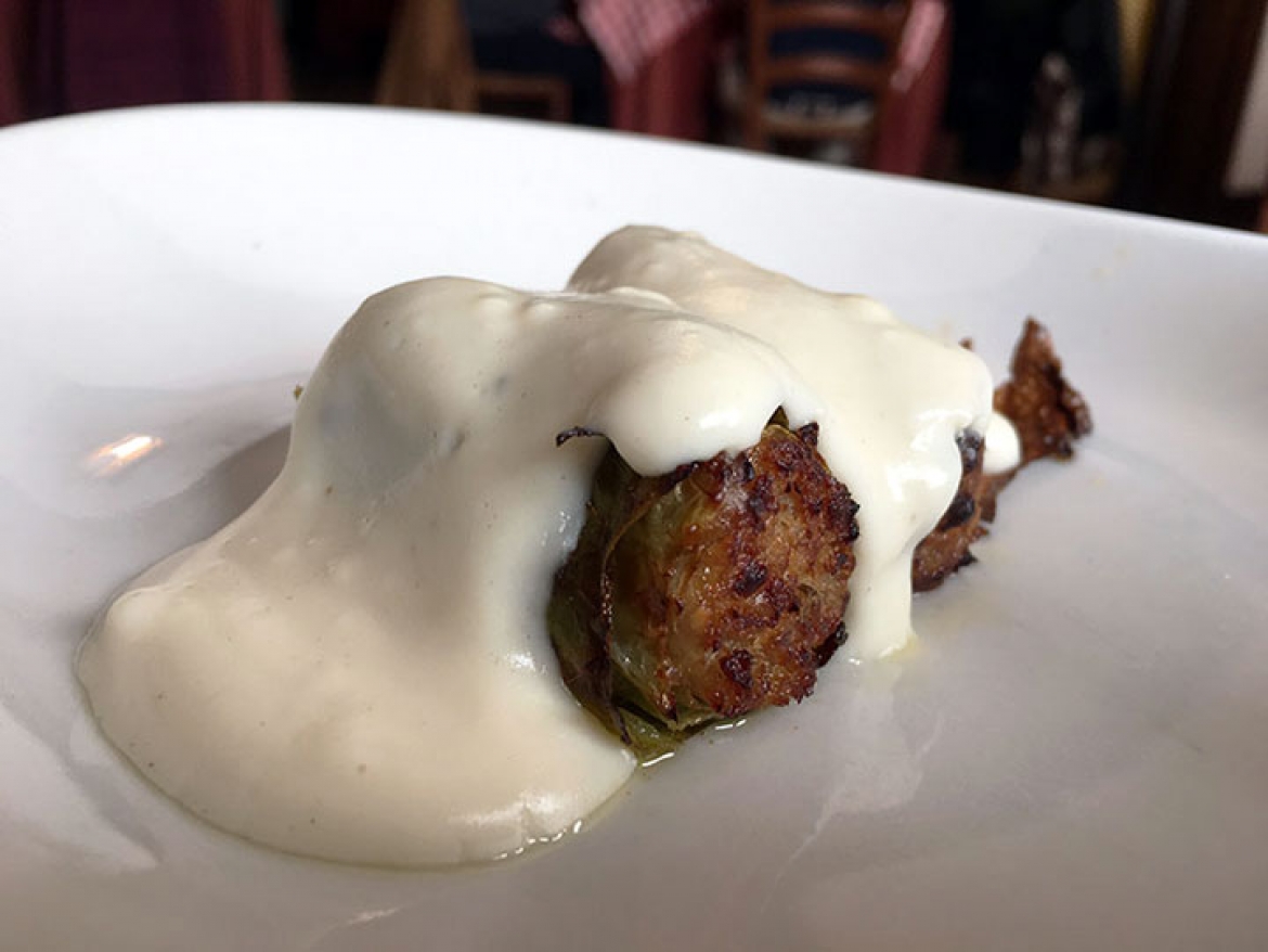 Involtini di verza con carne di maiale, uvetta e pinoli