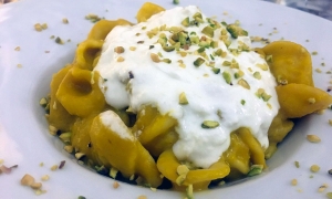 L&#039;Arzilla Furcina. Lecce - Orecchiette con crema di peperoni, burrata fredda e granella di pistacchio.