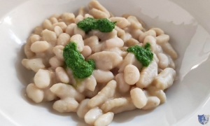 Locanda Domus Mea. Ruviano (Ce) - Gnocchi cremosi con fagioli mezzo cannellino dell&#039;orto e pesto di prezzemolo fresco