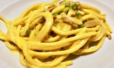 Spaghettoni con vellutata di fiori di zucca, zucchine, pancetta croccante e conciato romano