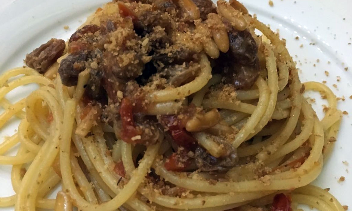 Spaghetti con alici di Cetara, capperi, uvetta e pomodori secchi