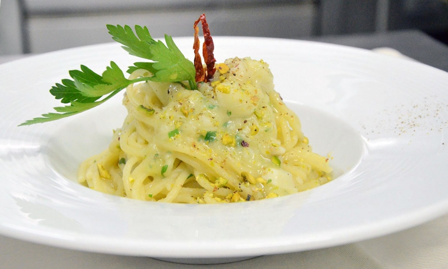 Spaghetti aglio, olio, peperoncino e baccalà mantecato con granella di pistacchio