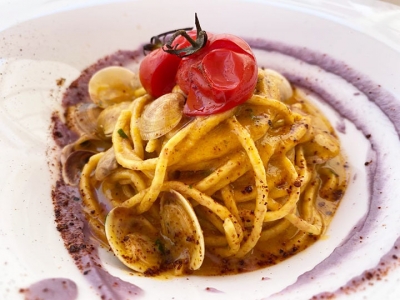 Osteria al Vicoletto. Margherita di Savoia (Bt) - Chitarrucci integrali con vongole, pomodorino giallo, vellutata di cavolo rosso e polvere di pomodori