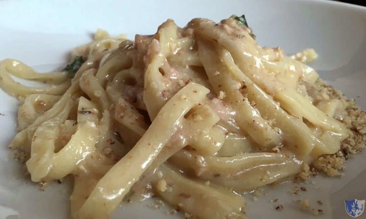 Tagliatelle con lardo, noci e rosmarino