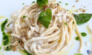 Spaghetti con crema di gorgonzola e noci 