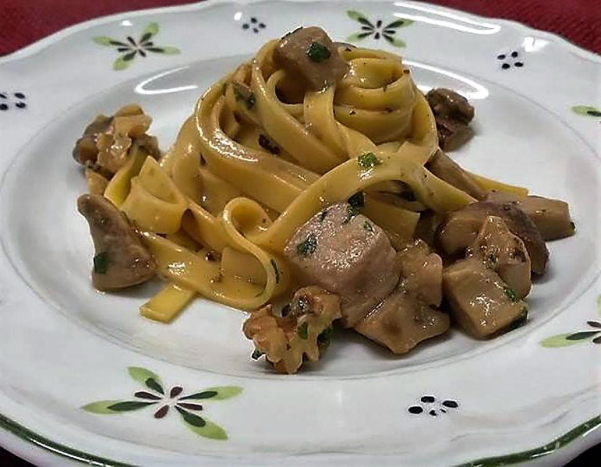 Tagliatelle con noci e porcini