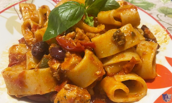 Pasta con pesce spada, pomodorini, olive e capperi