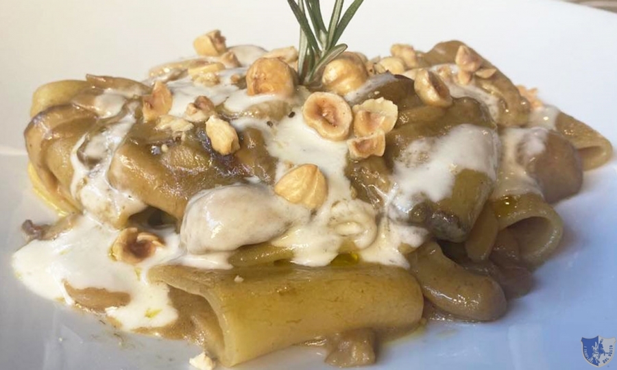 Ristorante Pizzeria Dell&#039;Ulivo. Mugnano del Cardinale (Av) - Paccheri con funghi porcini, nocciole tostate di Avella e cremoso di caciocavallo giovane