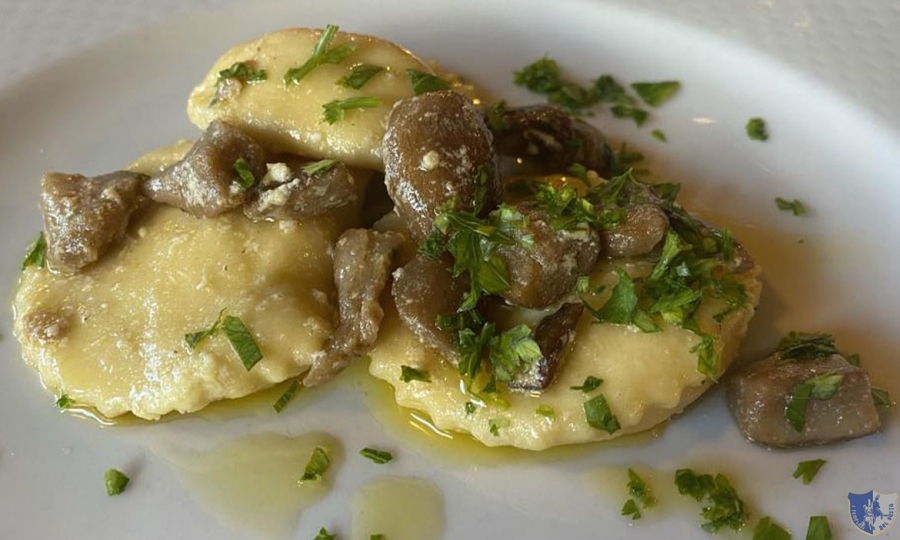 Azienda Agrituristica Giannasca. Grottaminarda (Av) - Ravioli ripieni di ricotta di Montella con porcini e prezzemolo