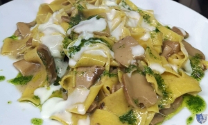 Pappardelle con porcini, crema di caciocavallo e pesto