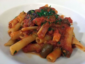 Ziti spezzati alla puttanesca