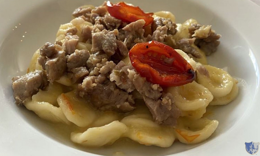 Amaranto Agriturismo. Sant&#039;Agata de&#039;Goti - Orecchiette fresche con salsiccia, conserva di datterino giallo e piennolo confit