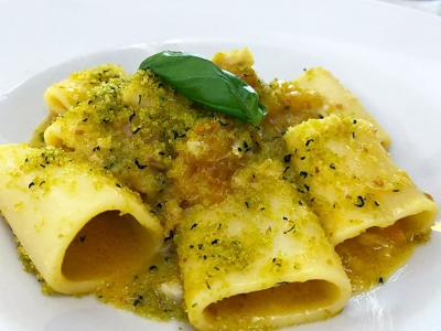 Paccheri con datterini gialli, baccalà, mollica di pane fritto e basilico