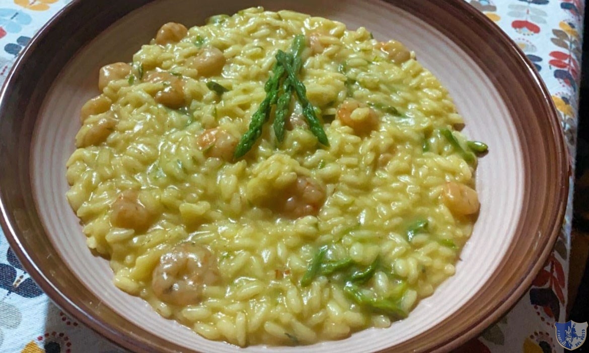 Risotto con asparagi selvatici, gamberetti e zafferano