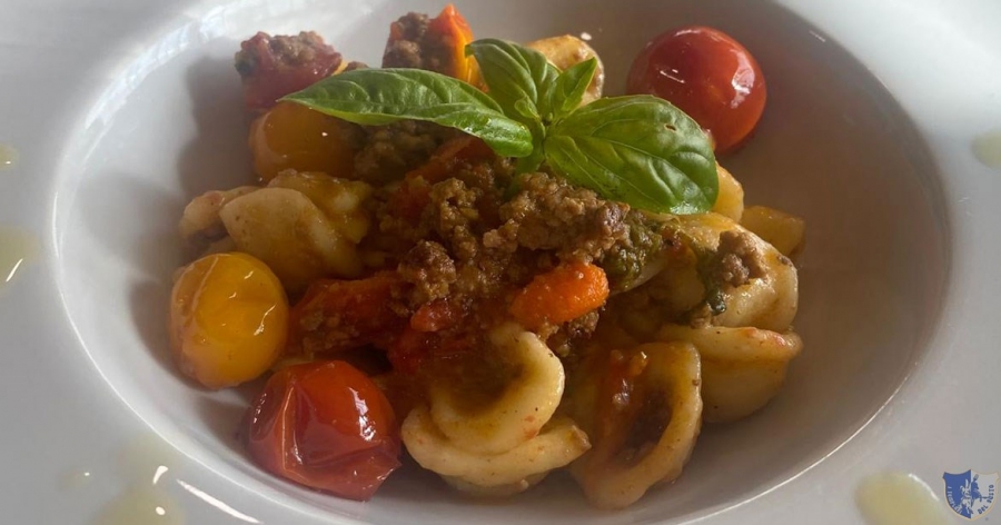 Agriturismo Caseria. Castelfranco in Miscano - Orecchiette con macinato bianco e pomodorini gialli e rossi.