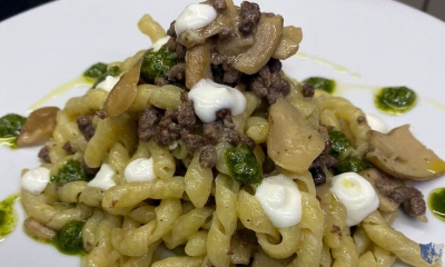 Fusilli napoletani con ragù bianco, porcini, pesto di basilico e crema di mozzarella