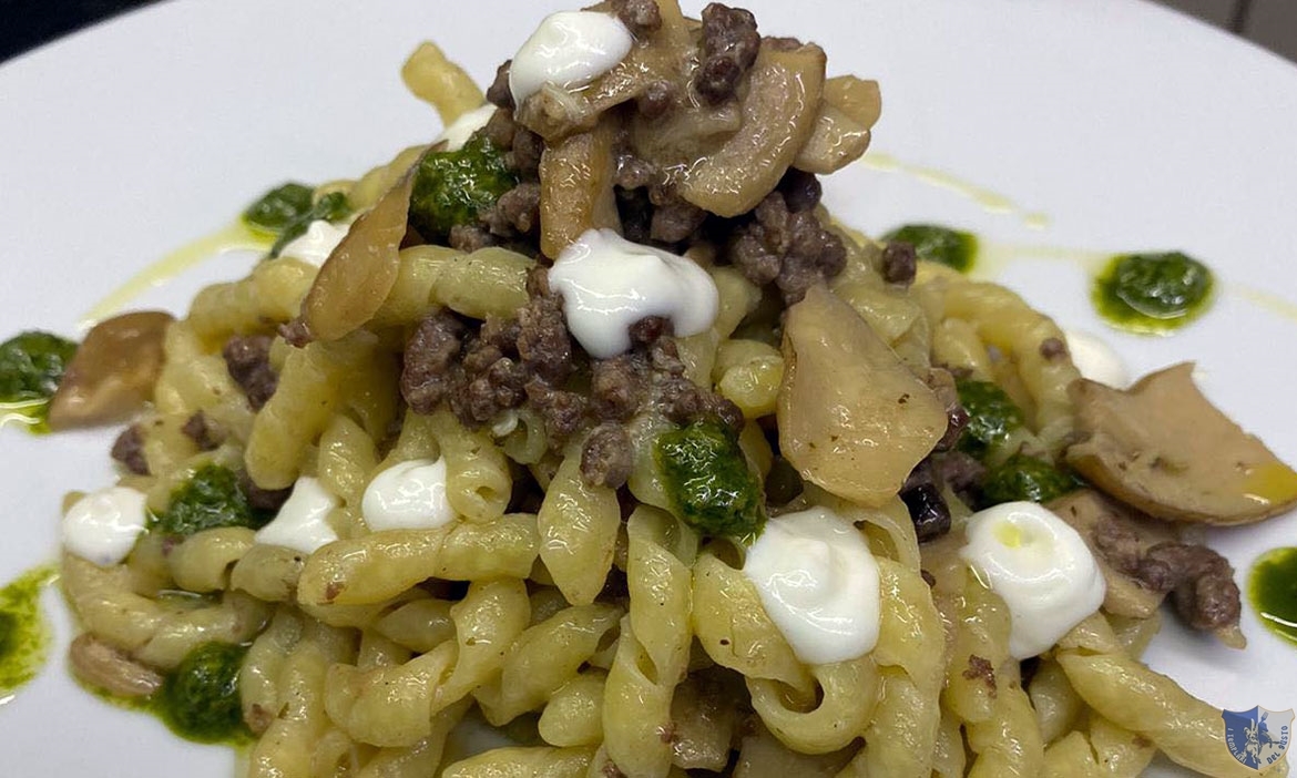 Fusilli avellinesi con ragù bianco, porcini, pesto di basilico e crema di mozzarella