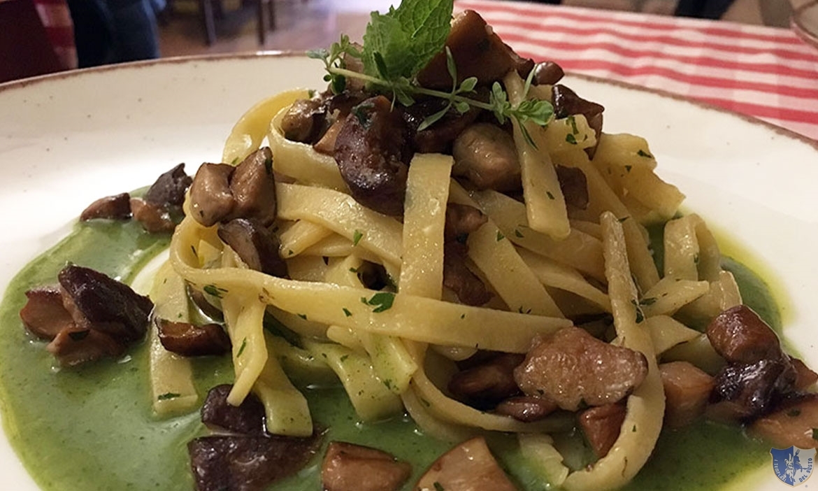 Tagliatelle ai porcini su crema di basilico e patate