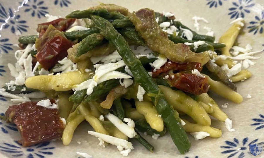 Piana delle Mandrie. Bovino (Fg) - Cavatelli con cime di asparagi, pomodori secchi, cacioricotta e guanciale di maialino nero.