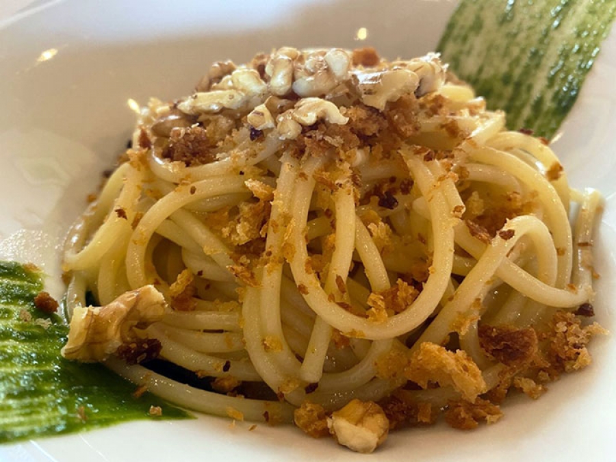 Spaghetti aglio olio e alici con crema di broccoli noci e mollica di pane 