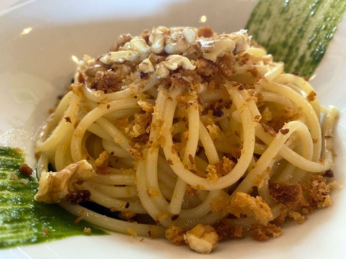 Spaghetti aglio, olio e alici con crema di broccoli, noci e mollica di pane