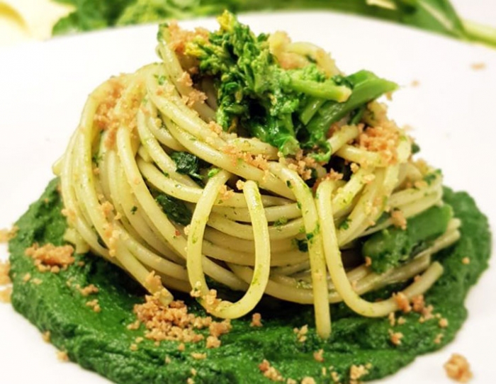 Spaghetti con broccoli, alici e pangrattato