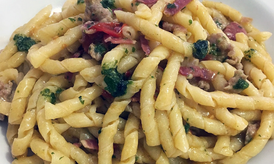 Fusilli Irpini con speck, salsiccia e pesto di rucola