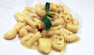 Pasta e patate con pancetta e provola 