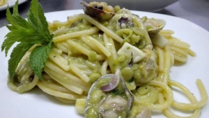 Spaghetti con vongole veraci, seppie e fave dell&#039;Agro nocerino sarnese