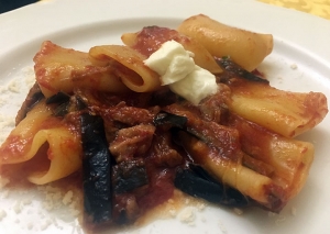 Agriturismo Buro-Sant&#039;Agata de&#039;Goti (Bn)-Paccheri con pomodori melanzane salsiccia e bufala