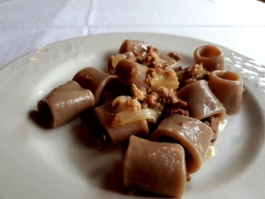 Paccheri al vino Casavecchia con la genovese