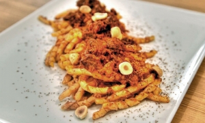 Fusilli al ferretto con ragù di cinghiale, cioccolato fondente e nocciole Avellane