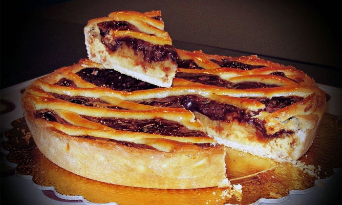 Crostata al cioccolato e crema pasticcera con cuore morbido di Pan di Spagna della Pasticceria Mazz. Napoli