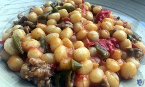 Gnocchetti di patate con pomodorini, salsiccia e peperoncini verdi 